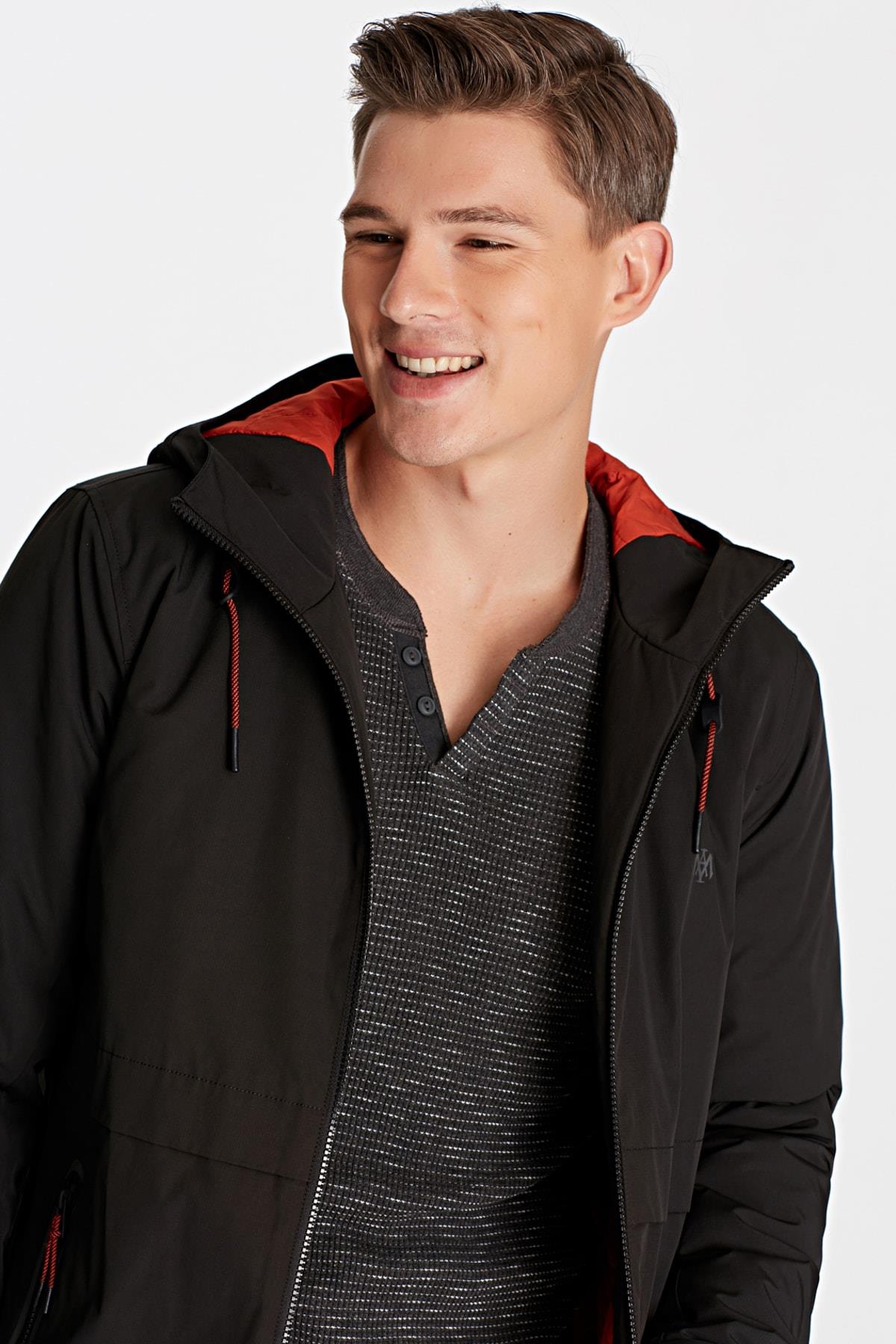 Mavi Kapüşonlu Siyah Erkek Parka Rahat Kesim (010188-900) Mavi Kapüşonlu Siyah Erkek Parka Rahat Kesim (010188-900)