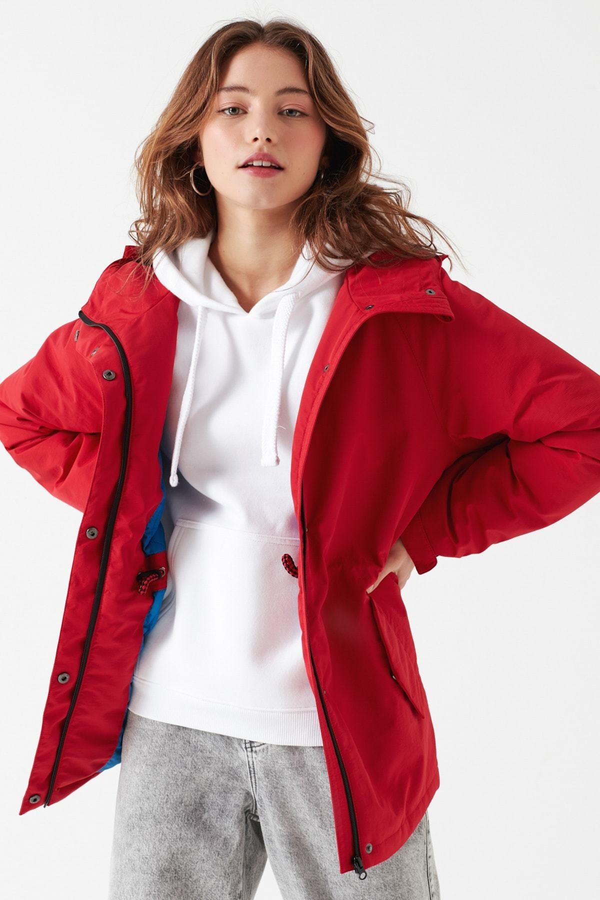 Mavi Kapüşonlu Kadın Kırmızı Mont (110423-27125) Mavi Kapüşonlu Kadın Kırmızı Mont (110423-27125)