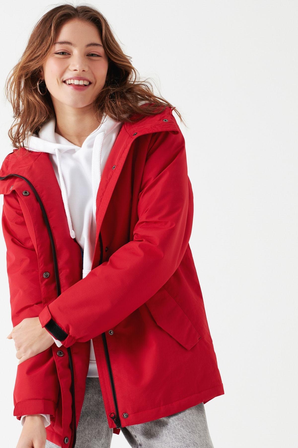 Mavi Kapüşonlu Kadın Kırmızı Mont (110423-27125) Mavi Kapüşonlu Kadın Kırmızı Mont (110423-27125)