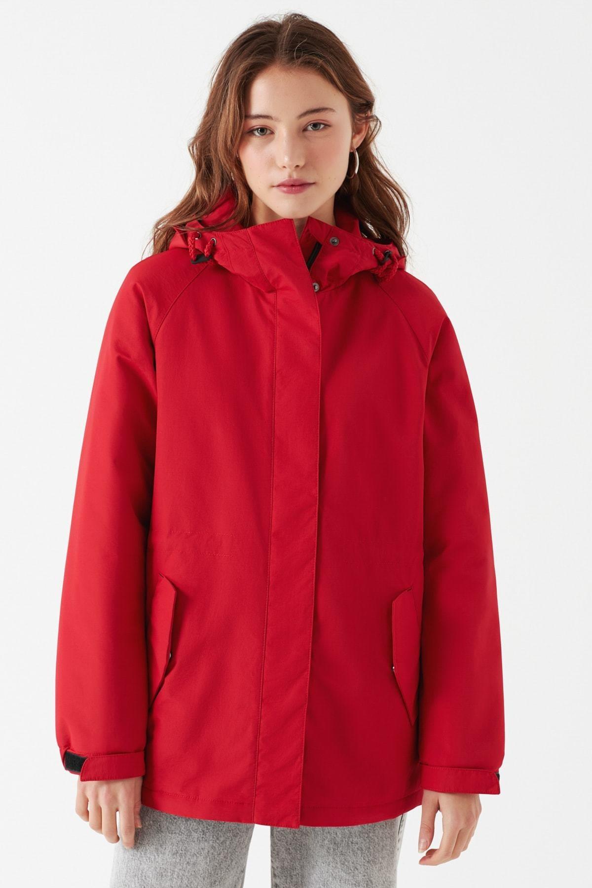 Mavi Kapüşonlu Kadın Kırmızı Mont (110423-27125) Mavi Kapüşonlu Kadın Kırmızı Mont (110423-27125)