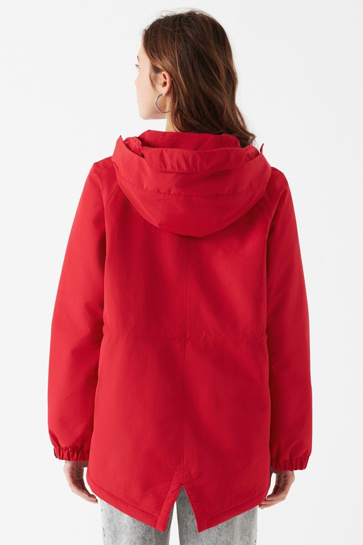 Mavi Kapüşonlu Kadın Kırmızı Mont (110423-27125) Mavi Kapüşonlu Kadın Kırmızı Mont (110423-27125)