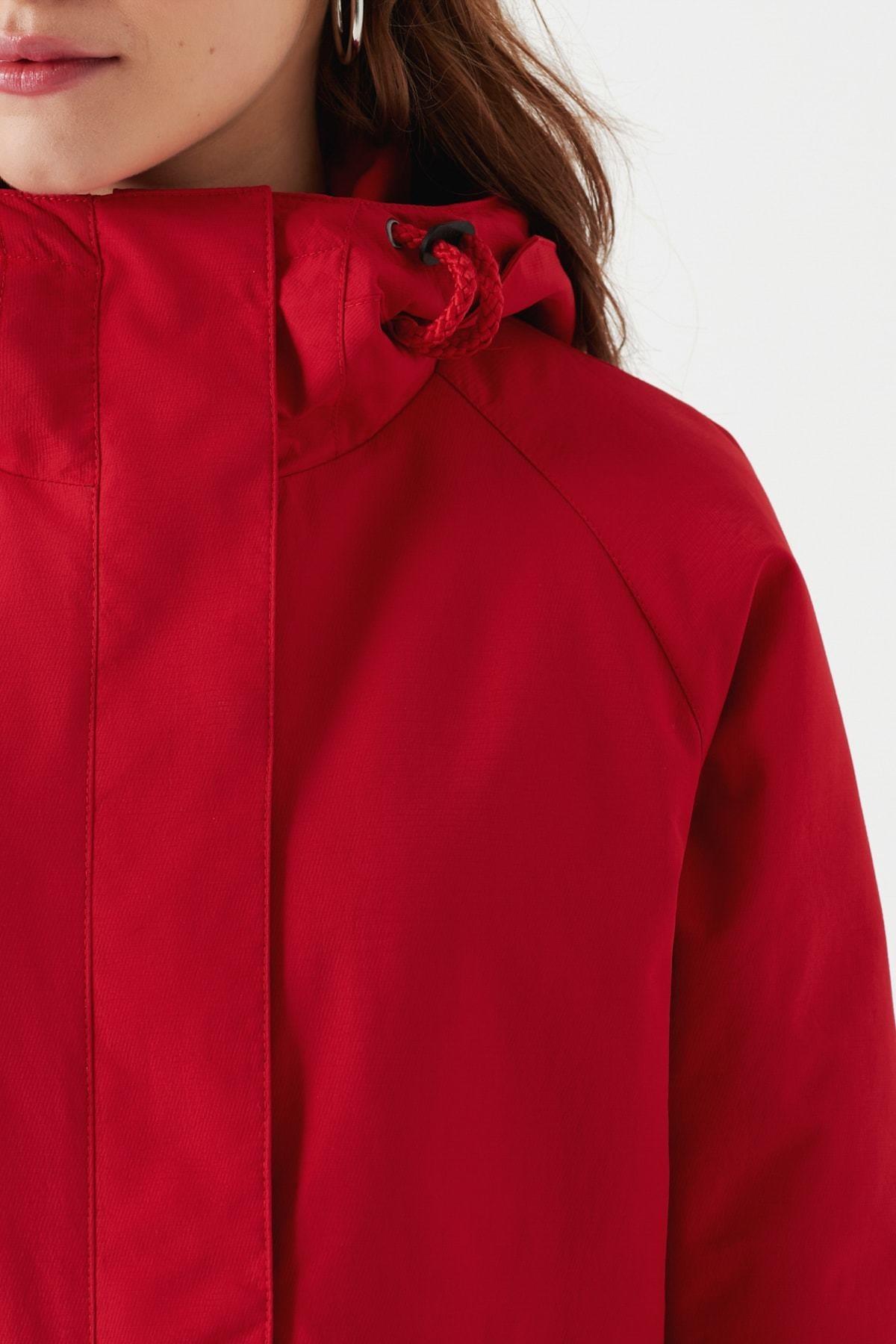 Mavi Kapüşonlu Kadın Kırmızı Mont (110423-27125) Mavi Kapüşonlu Kadın Kırmızı Mont (110423-27125)