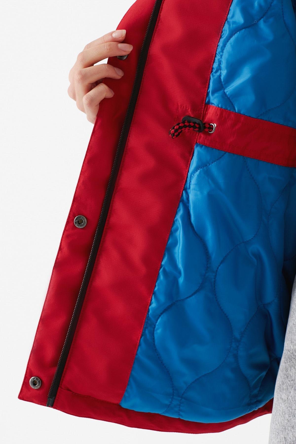 Mavi Kapüşonlu Kadın Kırmızı Mont (110423-27125) Mavi Kapüşonlu Kadın Kırmızı Mont (110423-27125)