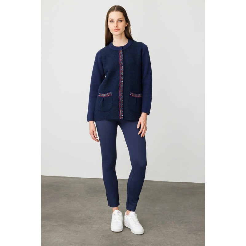 Desen Triko Sıfır Yaka Önü Keçe Kısa Kadın Yün Ceket 25018D (25018D) Desen Triko Sıfır Yaka Önü Keçe Kısa Kadın Yün Ceket 25018D (25018D)