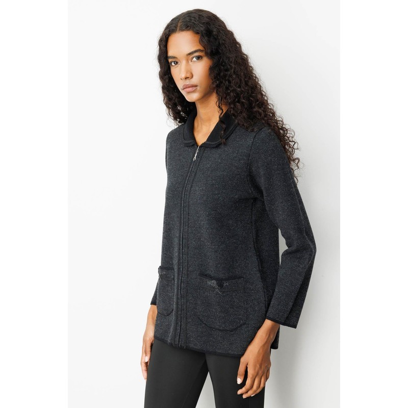 Desen Triko Polo Yaka Cebi Nakış İşlemeli Kadın Yün Hırka 25032 (25032) Desen Triko Polo Yaka Cebi Nakış İşlemeli Kadın Yün Hırka 25032 (25032)