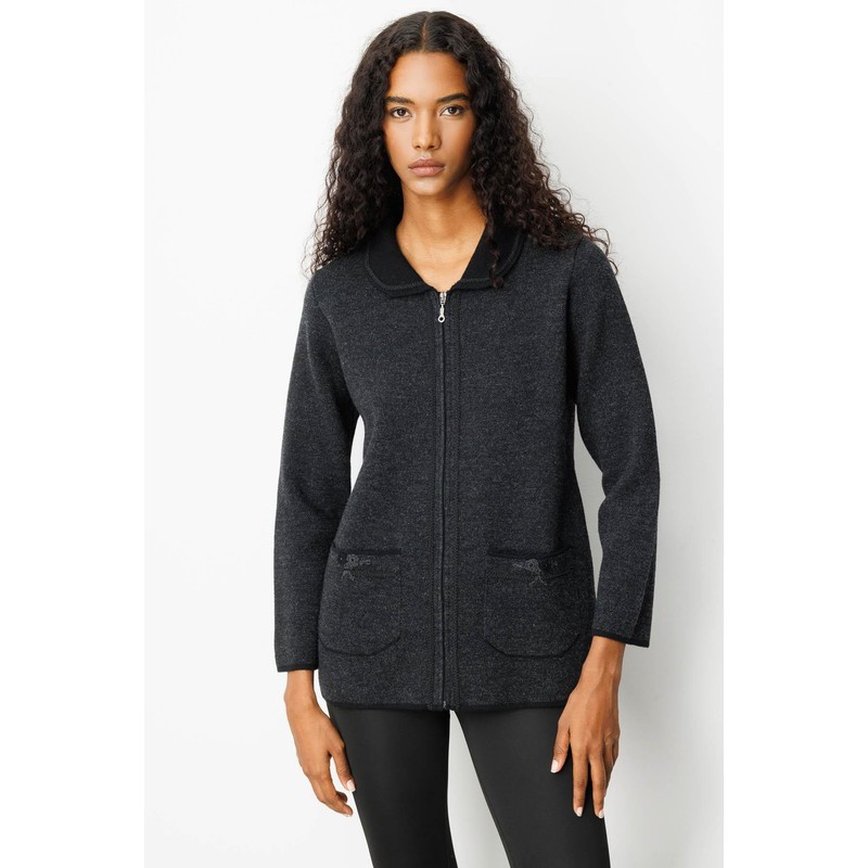 Desen Triko Polo Yaka Cebi Nakış İşlemeli Kadın Yün Hırka 25032 (25032) Desen Triko Polo Yaka Cebi Nakış İşlemeli Kadın Yün Hırka 25032 (25032)