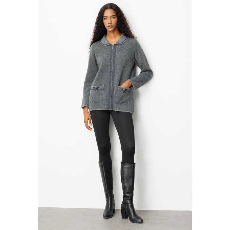 Desen Triko Polo Yaka Cebi Nakış İşlemeli Kadın Yün Hırka 25032 (25032) Desen Triko Polo Yaka Cebi Nakış İşlemeli Kadın Yün Hırka 25032 (25032)