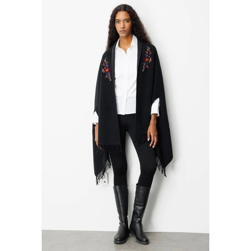 Desen Triko Yakası İşlemeli Koldan Geçmeli Büyük Kadın Yün Panço 25060 (25060) Desen Triko Yakası İşlemeli Koldan Geçmeli Büyük Kadın Yün Panço 25060 (25060)